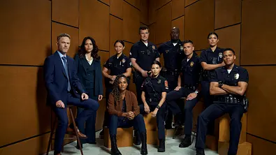 Der Cast von „The Rookie“ posiert für ein Fotoshooting. Wesley trägt einen Anzug und lehnt gegen die Wand. Neben ihm sind Angela und Nyla in Detective-Klamotten. Der Rest trägt Polizei bzw. Feuerwehruniform - Foto: ABC Der Cast von „The Rookie“ posiert für ein Fotoshooting. Wesley trägt einen Anzug und lehnt gegen die Wand. Neben ihm sind Angela und Nyla in Detective-Klamotten. Der Rest trägt Polizei bzw. Feuerwehruniform - Foto: ABC