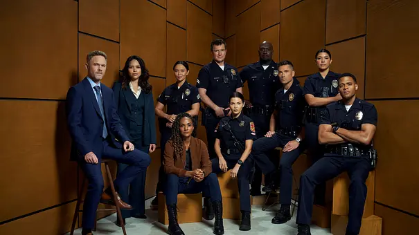Der Cast von „The Rookie“ posiert für ein Fotoshooting. Wesley trägt einen Anzug und lehnt gegen die Wand. Neben ihm sind Angela und Nyla in Detective-Klamotten. Der Rest trägt Polizei bzw. Feuerwehruniform - Foto: ABC