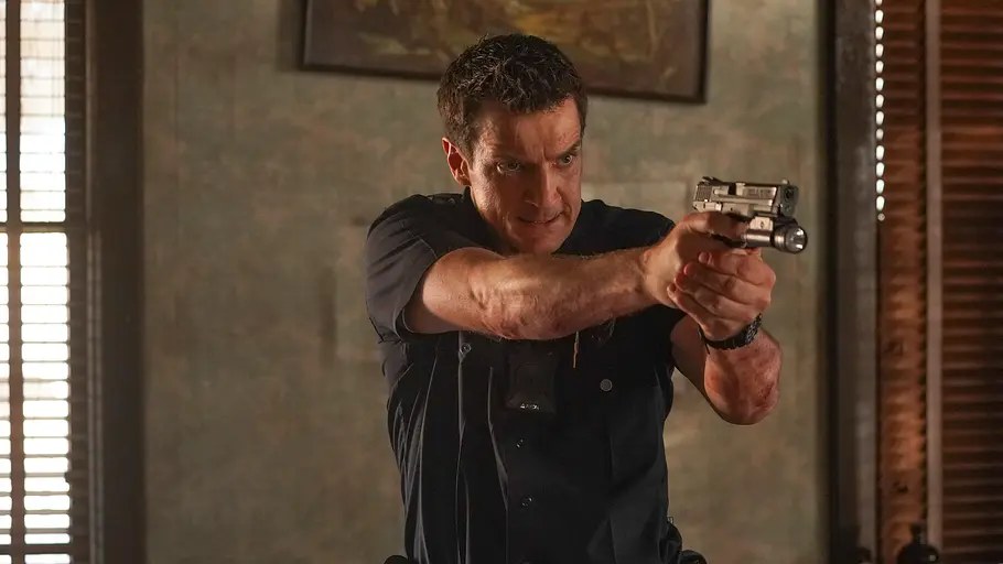 „The Rookie“: Nolan sieht angespannt aus und hält seine Waffe auf ein uns unbekanntes Ziel