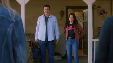 Bailey und Nolan stehen auf einer Veranda. Beide sehen etwas genervt aus und schauen zu einer Person, von der wir nur den Rücken sehen - Foto: American Broadcasting Companies, Inc. All rights reserved.