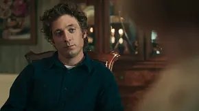 Jeremy Allen White sitzt in „The Bear“ einer Person in einem rustikalen Wohnzimmer gegenüber. - Foto: Copyright 2025, FX Networks. All Rights Reserved. Jeremy Allen White sitzt in „The Bear“ einer Person in einem rustikalen Wohnzimmer gegenüber. - Foto: Copyright 2025, FX Networks. All Rights Reserved.
