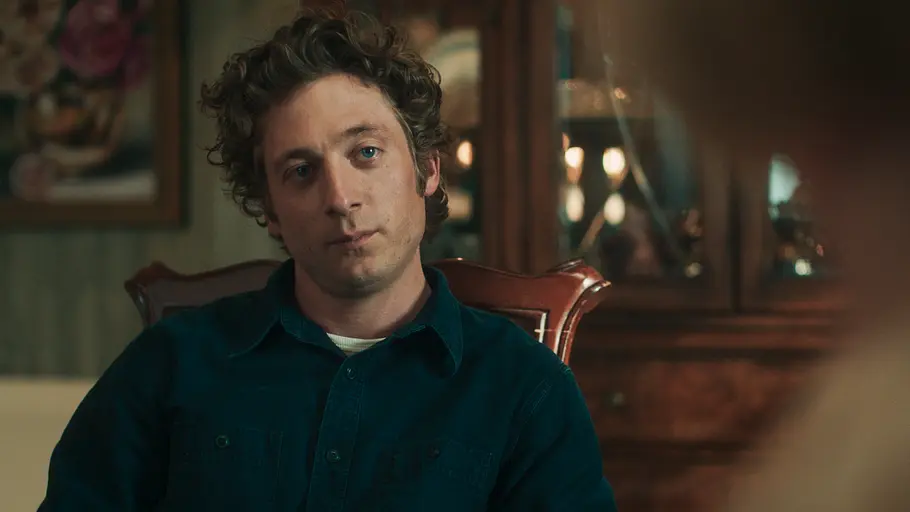 The Social Reckoning Jeremy Allen White sitzt in „The Bear“ einer Person in einem rustikalen Wohnzimmer gegenüber.
