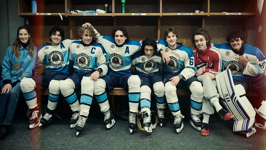 Set von „The Sticks“ Michelle Monaghan als Harper Sullivan, Isaac Arellanes als Manny Rodriguez, Josh Macqueen als Rhett Nelson, Costa D’Angelo als Owen Boone, Ethan Holder als Cooper Cunningham, Shai Chase als Henry Sullivan, Carter Shimp als Austin Ryder und Caleb Baumann als Elu.