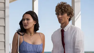 Belly (Lola Tung) und Jeremiah (Gavin Casalegno) in der 3. Staffel von „The Summer I Turned Pretty“. - Foto: Erika Doss / Prime Video Belly (Lola Tung) und Jeremiah (Gavin Casalegno) in der 3. Staffel von „The Summer I Turned Pretty“. - Foto: Erika Doss / Prime Video