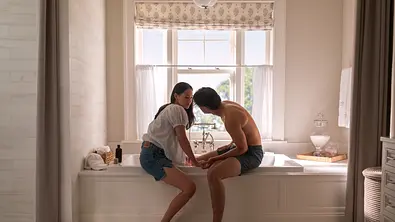 Belly und Conrad sitzen auf einer Badewanne nah beieinander. - Foto: Amazon Content Services LLC Belly und Conrad sitzen auf einer Badewanne nah beieinander. - Foto: Amazon Content Services LLC