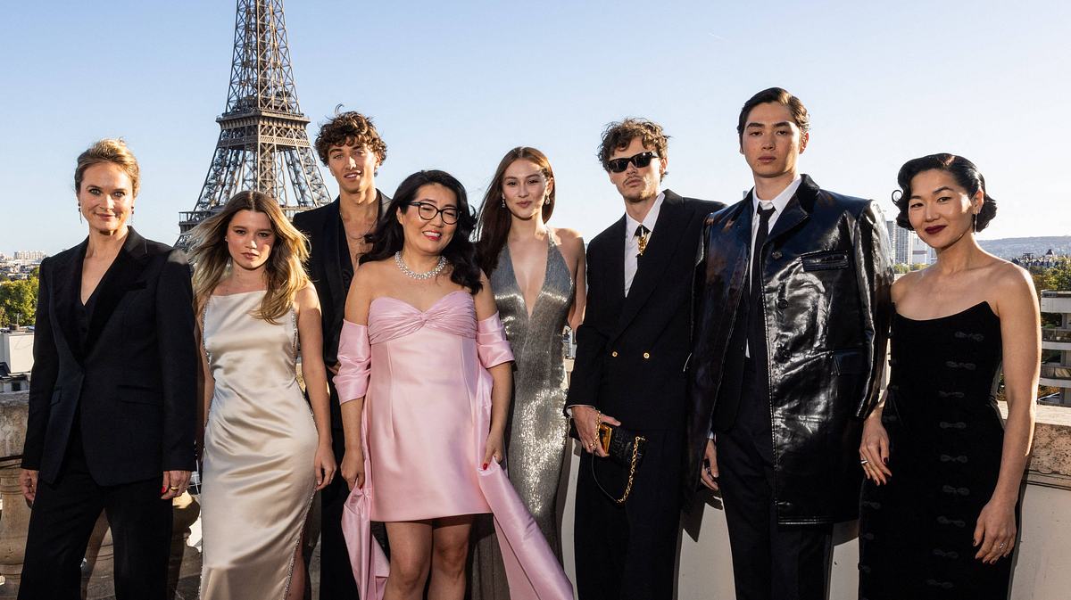 Der Cast der dritten Staffel von „The Summer I Turned Pretty“ steht vor dem Eifelturm