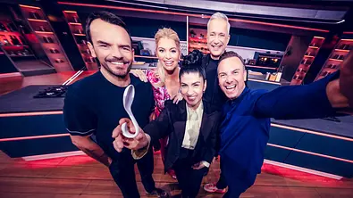 Die Coaches und Moderatorin von The Taste posieren auf einem weitwinkeligen Selfie. - Foto: Seven.One Entertainment Group GmbH