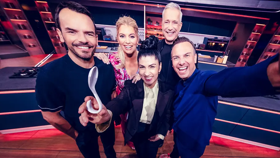 The Taste 2025 Die Coaches und Moderatorin von The Taste posieren auf einem weitwinkeligen Selfie.