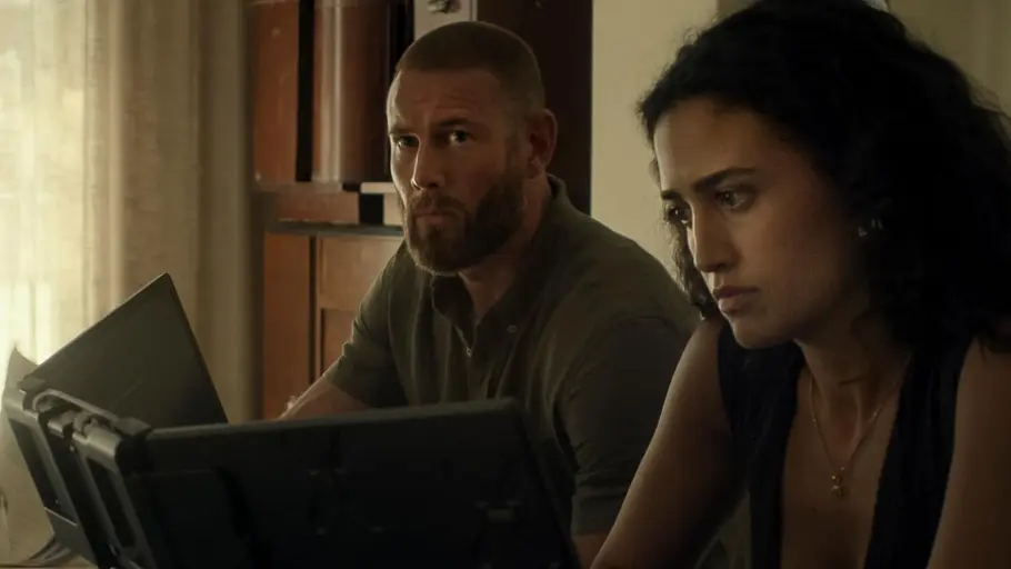 „The Terminal List“ Staffel 2: Katie trifft eine Entscheidung Raife Hastings und Tal Varon sitzen nebeneinander vor aufgeklappten Computern und blicken mit ernsten Mienen zur Seite.