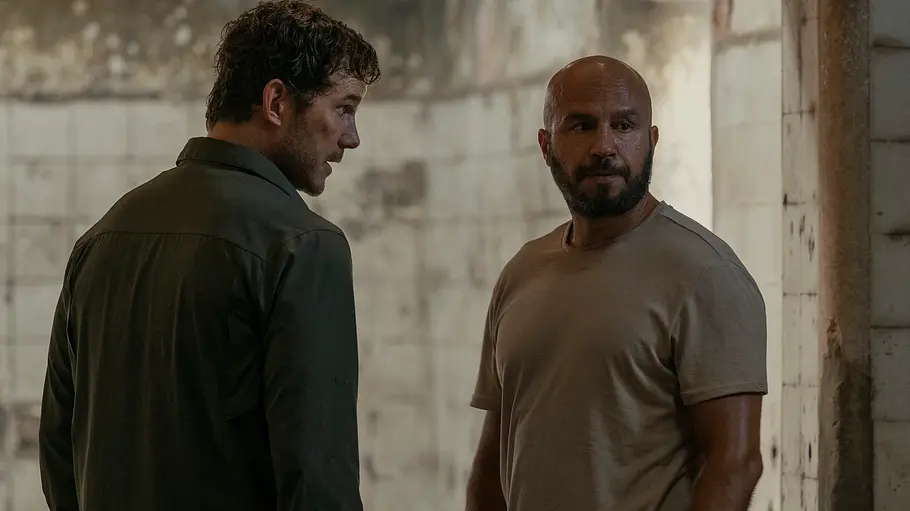 „The Terminal List“ Staffel 2: Verrat in den eigenen Reihen James Reece und Mohammed Farooq stehen in einem Raum mit abgenutzten Fliesenwänden, einer im Hemd, der andere im T-Shirt.