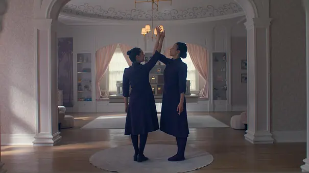 Agnes und ihre Freundin tanzen in einer Szene aus „The Testaments – Die Zeuginnen“. - Foto: Hulu Agnes und ihre Freundin tanzen in einer Szene aus „The Testaments – Die Zeuginnen“. - Foto: Hulu