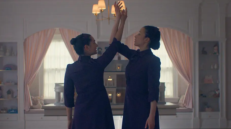 „The Testaments – Die Zeuginnen“ zeigt Agnes Leben mit ihren Freundinnen in Gilead. Agnes und ihre Freundin tanzen in einer Szene aus „The Testaments – Die Zeuginnen“.