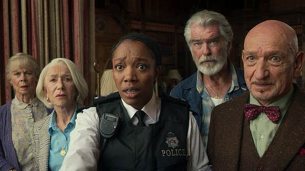 Celia Imrie (Joyce Meadowcroft), Helen Mirren (Elizabeth Best), Naomi Ackie (Polizistin Donna De Freitas), Pierce Brosnan (Ron Ritchie) und Ben Kingsley (Ibrahim Arif) im Film „The Thursday Murder Club“. - Foto: Netflix