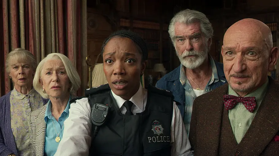 „The Thursday Murder Club“ Celia Imrie (Joyce Meadowcroft), Helen Mirren (Elizabeth Best), Naomi Ackie (Polizistin Donna De Freitas), Pierce Brosnan (Ron Ritchie) und Ben Kingsley (Ibrahim Arif) im Film „The Thursday Murder Club“.