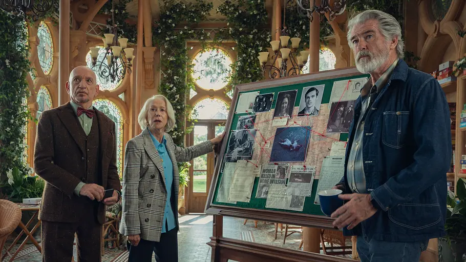 „The Thursday Murder Club“ Ben Kingsley (Ibrahim Arif), Helen Mirren (Elizabeth Best) und Pierce Brosnan (Ron Ritchie) im Film „The Thursday Murder Club“.