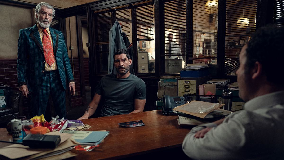 Pierce Brosnan (Ron Ritchie), Tom Ellis (Jason Ritchie) und Daniel Mays (DCI Chris Hudson) im Film „The Thursday Murder Club“.