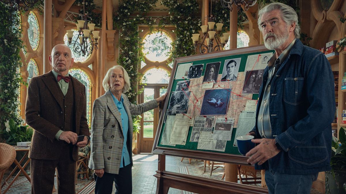 „The Thursday Murder Club“ Ben Kingsley (Ibrahim Arif), Helen Mirren (Elizabeth Best) und Pierce Brosnan (Ron Ritchie) im Film „The Thursday Murder Club“
