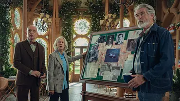 Ben Kingsley (Ibrahim Arif), Helen Mirren (Elizabeth Best) und Pierce Brosnan (Ron Ritchie) im Film „The Thursday Murder Club“ - Foto: Netflix Ben Kingsley (Ibrahim Arif), Helen Mirren (Elizabeth Best) und Pierce Brosnan (Ron Ritchie) im Film „The Thursday Murder Club“ - Foto: Netflix