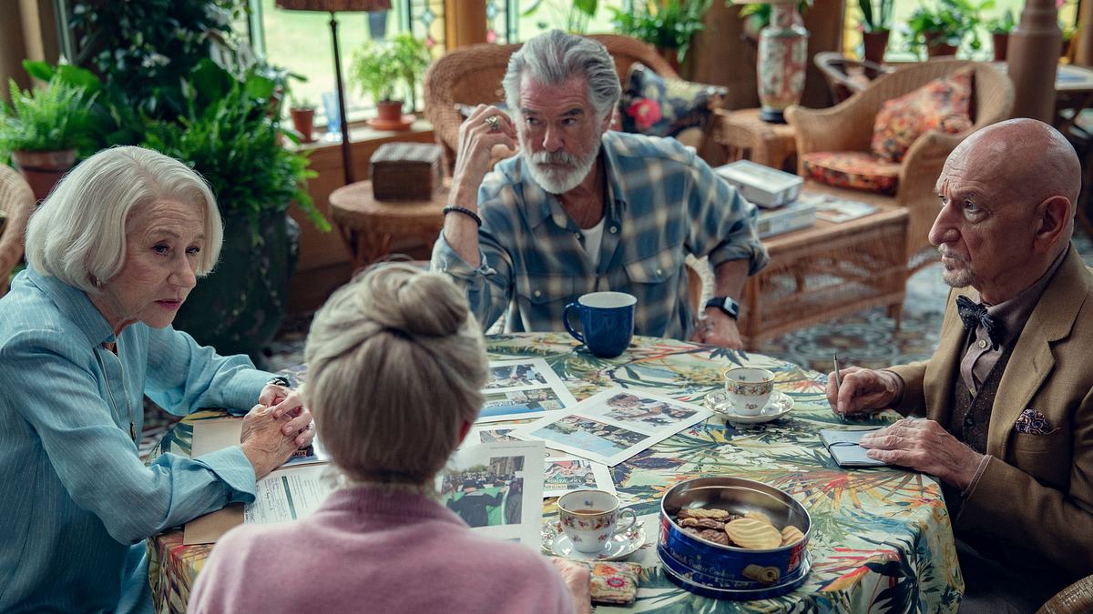Szene aus „The Thursday Murder Club mit Helen Mirren, Pierce Brosnan und Sir Ben Kingsley