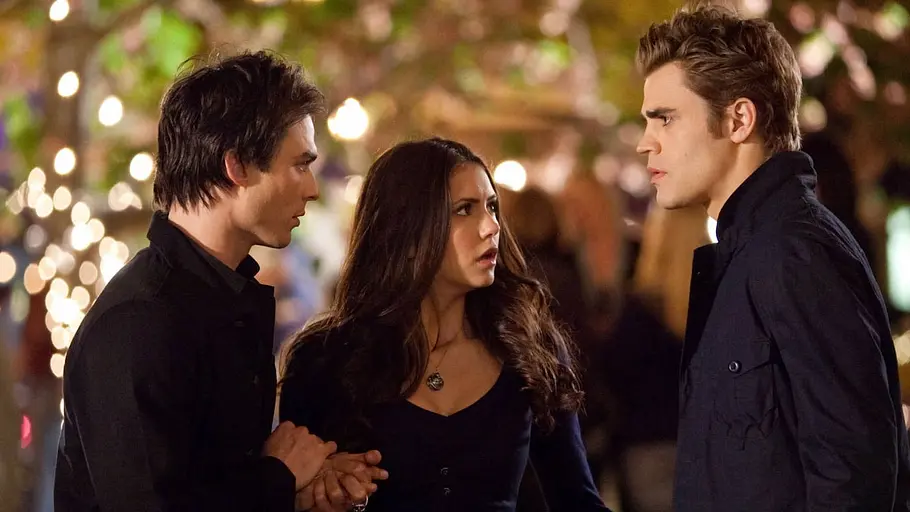 Damon, Elena und Stefan unterhalten sich in „The Vampire Diaries“.