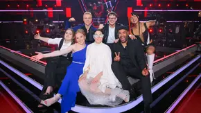 v.l.n.r: Max Pesé, Marvin Tapper, Oxa; unten, v. l.: Anne Mosters, Greta Heimann, Bernarda Brunovic, Vasco José Mano sitzen auf der „The Voice“-Bühne und lächeln - Foto: Joyn / Claudius Pflug v.l.n.r: Max Pesé, Marvin Tapper, Oxa; unten, v. l.: Anne Mosters, Greta Heimann, Bernarda Brunovic, Vasco José Mano sitzen auf der „The Voice“-Bühne und lächeln - Foto: Joyn / Claudius Pflug
