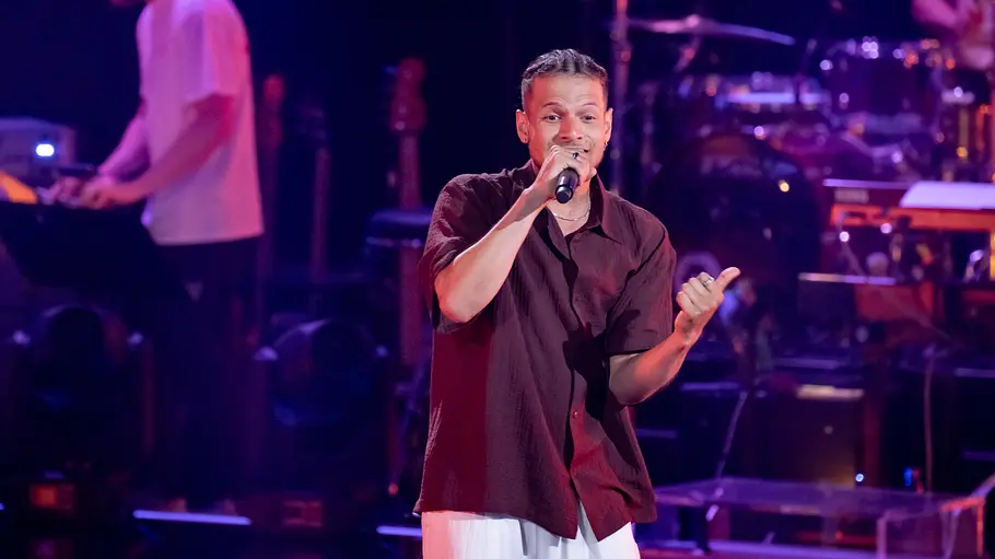 The Voice Folge 3 Darwin „Daris“ Sanchez Pereyra Darwin „Daris“ Sanchez Pereyra performt einen Song von Bad Bunny auf der Bühne von The Voice.