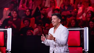 Nico Santos schaut erstaunt bei den Blind Auditions von The Voice. - Foto: Joyn