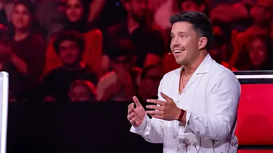 Nico Santos schaut erstaunt bei den Blind Auditions von The Voice. - Foto: Joyn