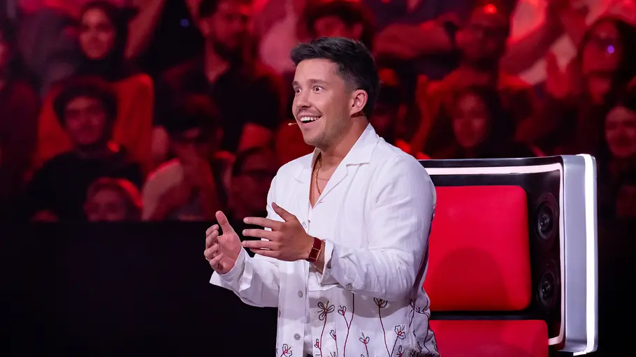 The Voice Folge 3: Nico Santos Nico Santos schaut erstaunt bei den Blind Auditions von The Voice.