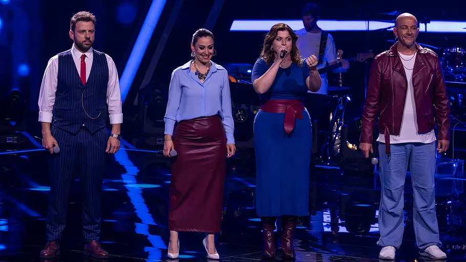 The Voice Folge 3 Soul-Food Vocalists Die 4 Sänger und Sängerinnen von Soul-Food Vocalists stehen auf der Bühne von The Voice. Die beiden Frauen in der Mitte, links und rechts die Männer.