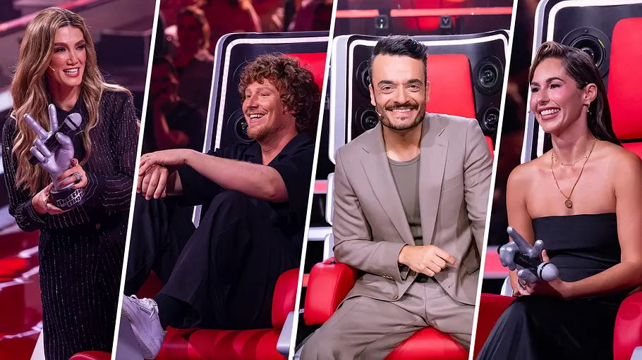 „The Voice“ Gast-Coaches 2026. Collage mit Delta Goodrem, Michael Schulte, Giovanni Zarrella und Sarah Engels auf den roten Sesseln von „The Voice“. Die Frauen halten Trophäen in Form einer Hand mit Mikrofon.