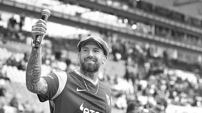 The Voice-Gewinner Ben Saunders, hier in einem Fußballstadion mit erhobenem Mikro, ist tot. - Foto: IMAGO / Pro Shots The Voice-Gewinner Ben Saunders, hier in einem Fußballstadion mit erhobenem Mikro, ist tot. - Foto: IMAGO / Pro Shots