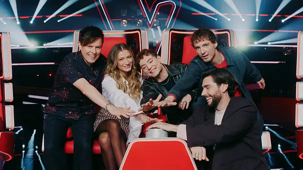 Die Jury von The Voice Kids streckt ihre Hände aus und drückt gemeinsam auf den Buzzer - Foto: Joyn