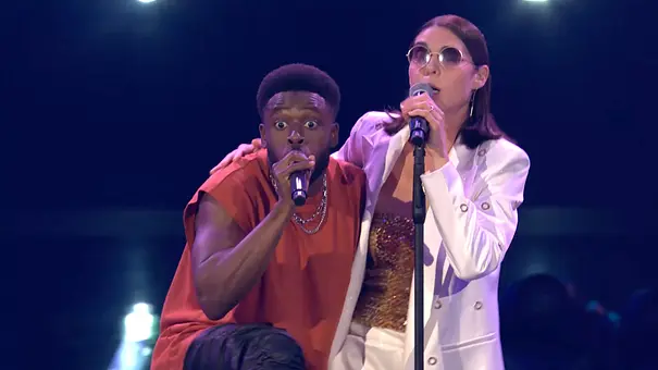 Clifford Dwenger und Bernarda Brunovic battlen sich in Folge 12 von The Voice of Germany - Foto: Joyn Clifford Dwenger und Bernarda Brunovic battlen sich in Folge 12 von The Voice of Germany - Foto: Joyn