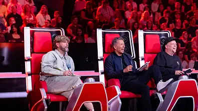 Rea, Michi und Smudo sitzen auf den Juroren-Plätzen bei The Voice of Germany - Foto: Joyn Rea, Michi und Smudo sitzen auf den Juroren-Plätzen bei The Voice of Germany - Foto: Joyn