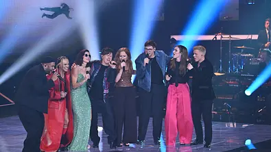 Alle Kandidaten singen zusammen mit Michael Patrick Kelly. Sie stehen Arm in Arm auf der Bühne. - Foto: Seven.One Entertainment Group GmbH Alle Kandidaten singen zusammen mit Michael Patrick Kelly. Sie stehen Arm in Arm auf der Bühne. - Foto: Seven.One Entertainment Group GmbH