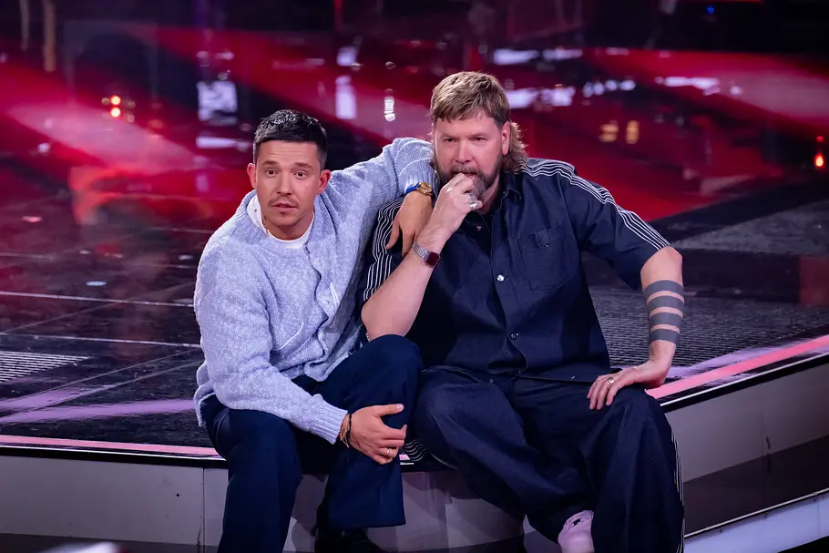 Nico Santos und rea Garvey Nico Santos und Rea Garvey sitzen nebeneinander auf der Bühne von The Voice of Germany