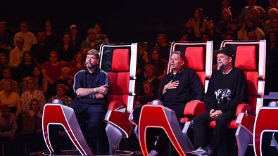 Rea, Smudo und Michi: Die Coaches von The Voice of Germany sitzen auf ihren Stühlen - Foto: ProSieben / Joyn