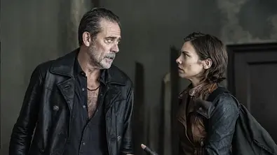 Jeffrey Dean Morgan und Lauren Cohan stehen sich für „Dead City“ gegenüber und beäugen sich kritisch.  - Foto: AMC