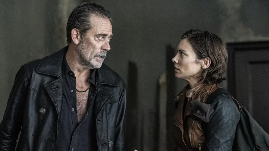 Dead City Jeffrey Dean Morgan und Lauren Cohan stehen sich für „Dead City“ gegenüber und beäugen sich kritisch.