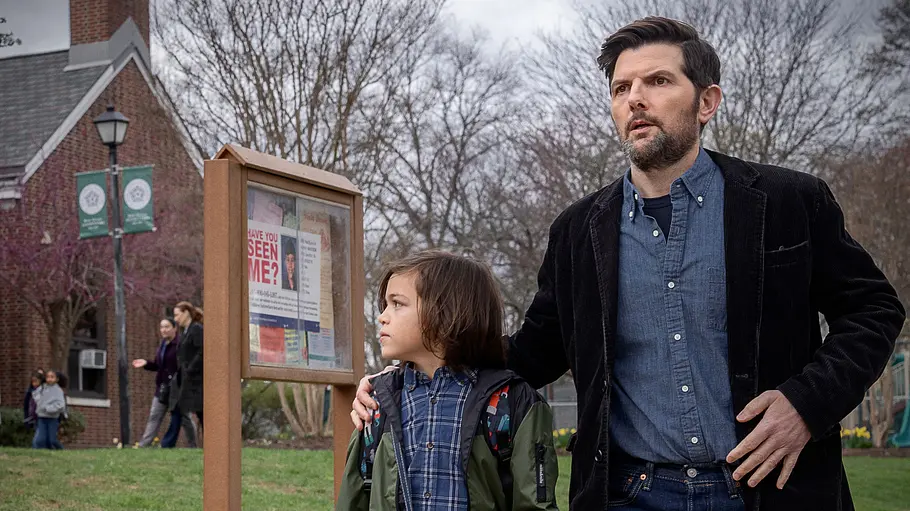 The Whisper Man-Inspiration kam von Alex Norths Sohn (L-R) Acston Luca Porto als Jake Kennedy und Adam Scott als Tom Kennedy in Der Kinderflüsterer.