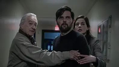 The Whisper Man: (L-R) Robert De Niro als Peter Willis, Adam Scott als Tom Kennedy und Michelle Monaghan als Amanda Beck schauen entsetzt. - Foto: DAVID LEE/NETFLIX ©2026 The Whisper Man: (L-R) Robert De Niro als Peter Willis, Adam Scott als Tom Kennedy und Michelle Monaghan als Amanda Beck schauen entsetzt. - Foto: DAVID LEE/NETFLIX ©2026