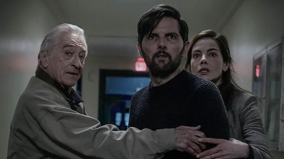 Der Kinderflüsterer wahre Geschichte The Whisper Man: (L-R) Robert De Niro als Peter Willis, Adam Scott als Tom Kennedy und Michelle Monaghan als Amanda Beck schauen entsetzt.