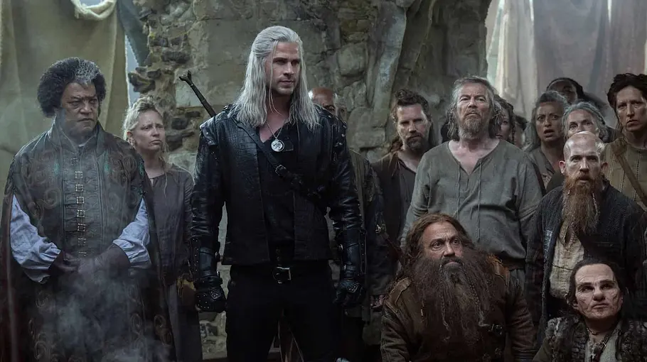 Fantasy-Charaktere aus der Serie „The Witcher“ stehen nebeneinander.