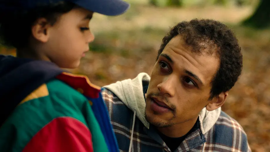 Jahsaiah Williams als Alex Hanscombe und Jordan Bolger als André Hanscombe in „The Witness“.