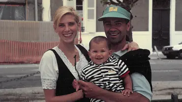 Rachel Nickell, André Hanscombe und ihr gemeinsames Baby Alexin der Doku „Der Mord an Rachel Nickell“. - Foto: 2026 Netflix, Inc.