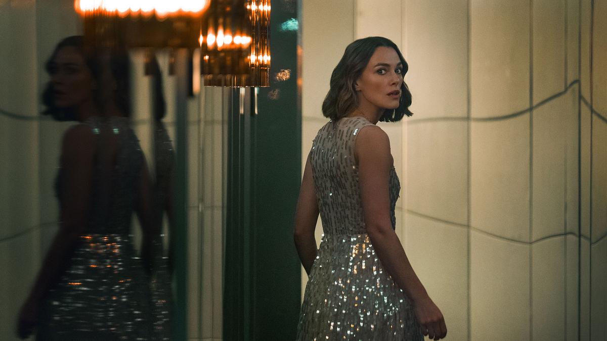 Keira Knightley Keira Knightley blickt ängstlich über ihre Schulter.