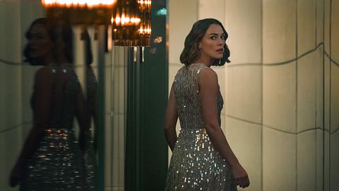 Keira Knightley blickt ängstlich über ihre Schulter. - Foto: Parisa Taghizadeh/Netflix
