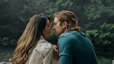 Dawn und Trey küssen sich fast - Foto: Diyah Pera/Netflix 
