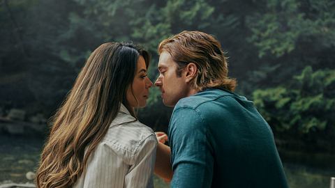 Dawn und Trey küssen sich fast - Foto: Diyah Pera/Netflix 